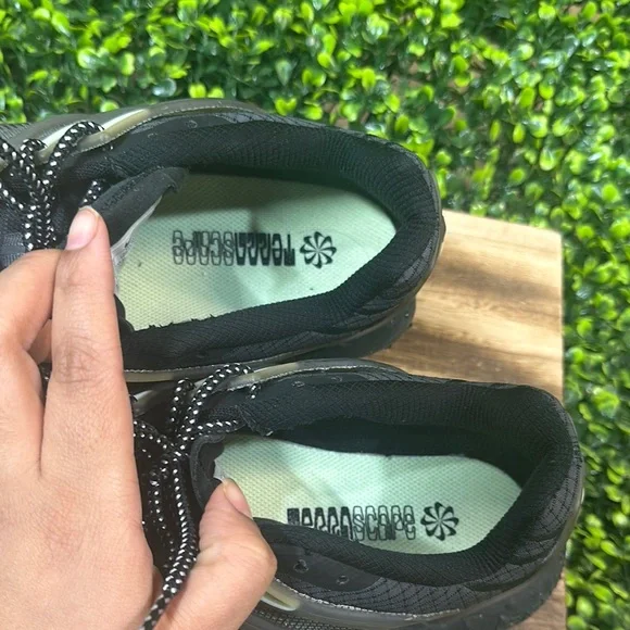 Nike Men's Black Athletic Shoes - Picture 16 of 16